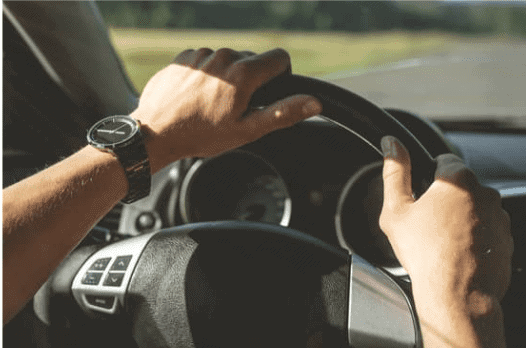 persona conduciendo un coche