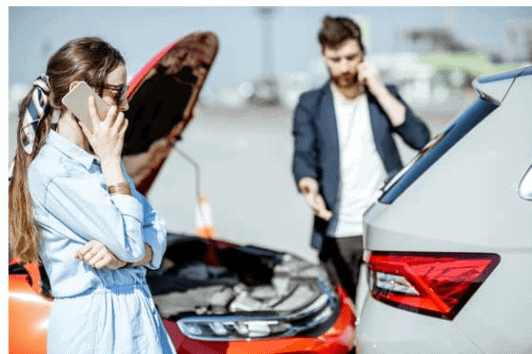 dos personas hablando por teléfono en un accidente automovilístico