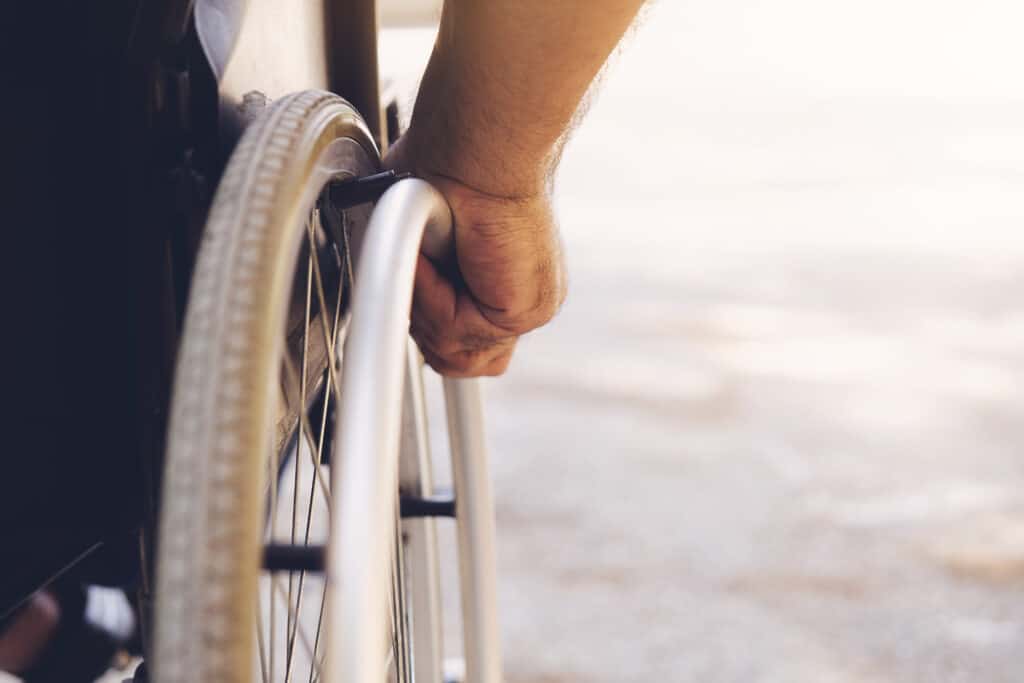 Beneficios por discapacidad para el tema de compensación de trabajadores, primer plano de silla de ruedas