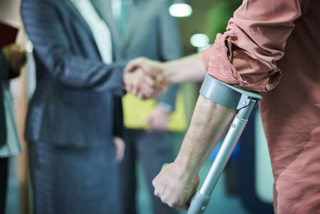 Un hombre con una lesión por compensación laboral se reúne con su abogado de compensación laboral de Charlotte